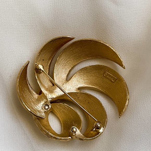 VTG Trifari Gold Textured Swirl Brooch - Picture 2 of 5